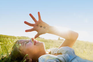 Kind vor blauem Himmel