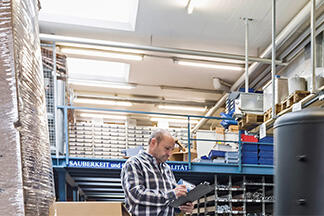 Mitarbeiter im Lager