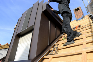 Witterungsschutz-Arbeiten auf einem Dach