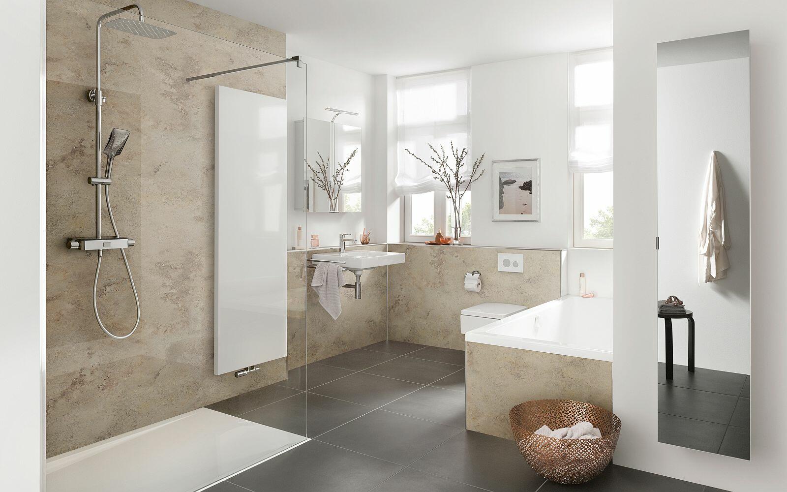 Tageslicht-helles Badezimmer mit Wandverkleidung RenoDeco von HSK 