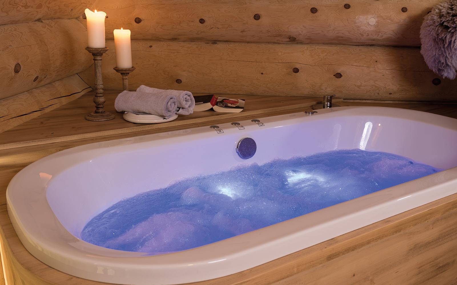 Blaues Licht im Whirlpool für die richtige Entspannung.