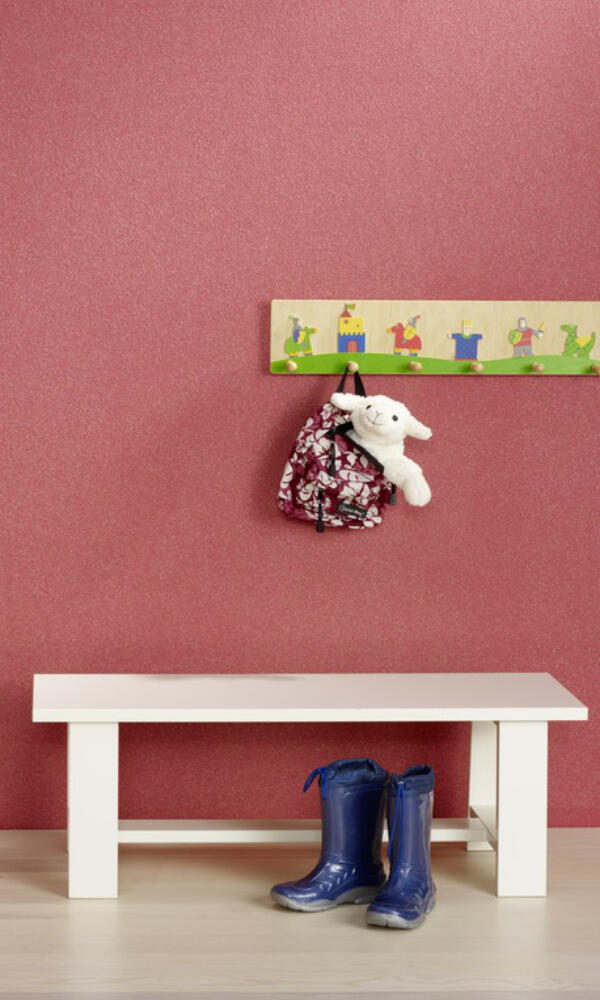 Kinderzimmerwand in einem warmen Rotton