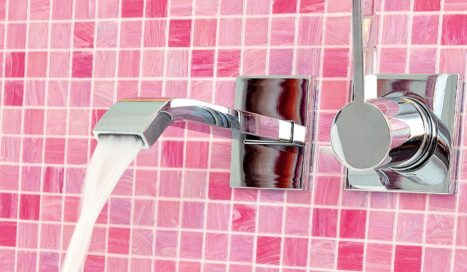 Wandarmatur mit breitem Wasserauslauf