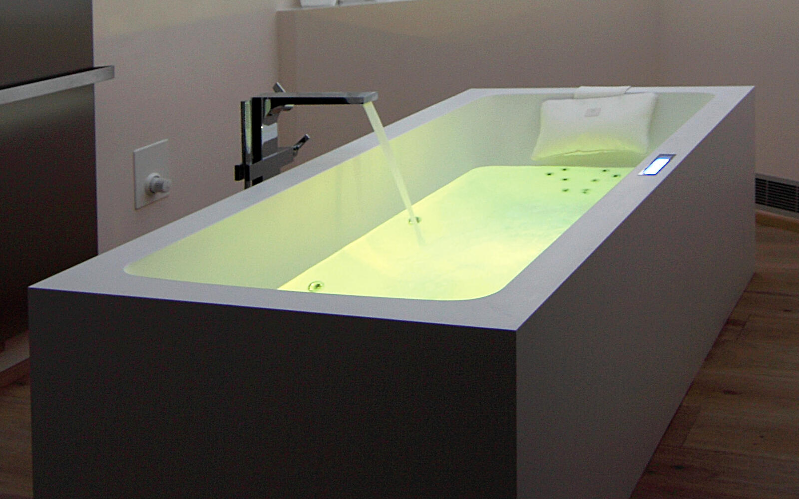 Gelbes Licht im Whirlpool, vitalisiert und erfrischt