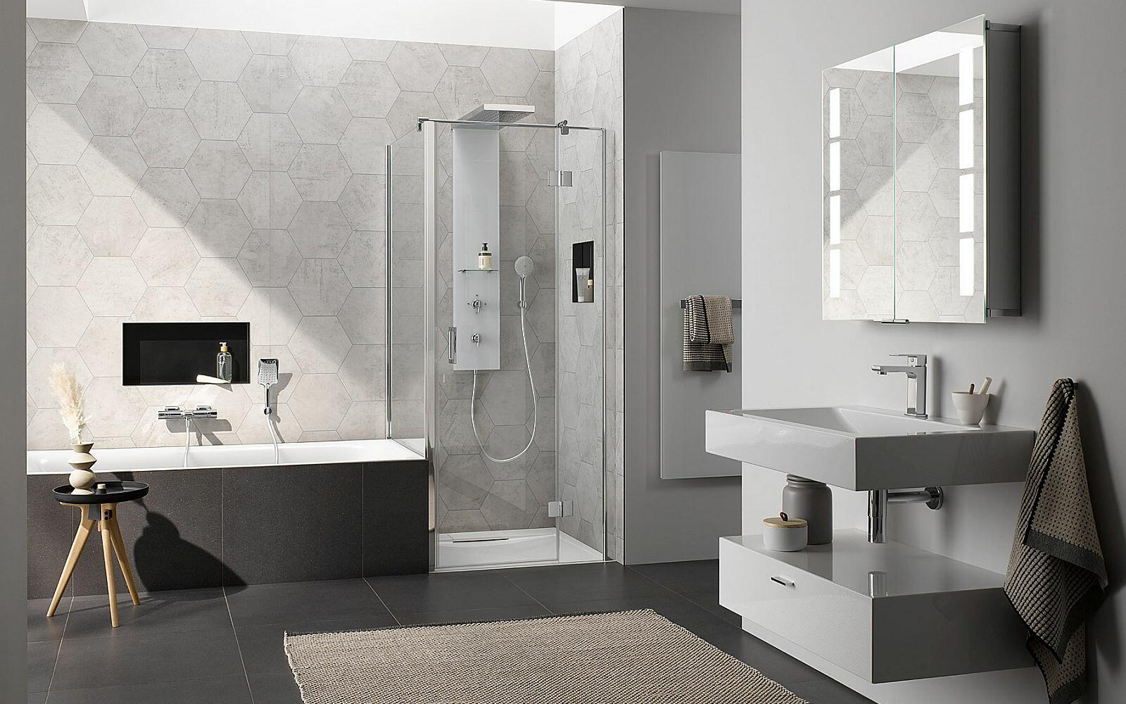 In modernem Grau gehaltenes Badezimmer mit Duschkabine Aperto von HSK.