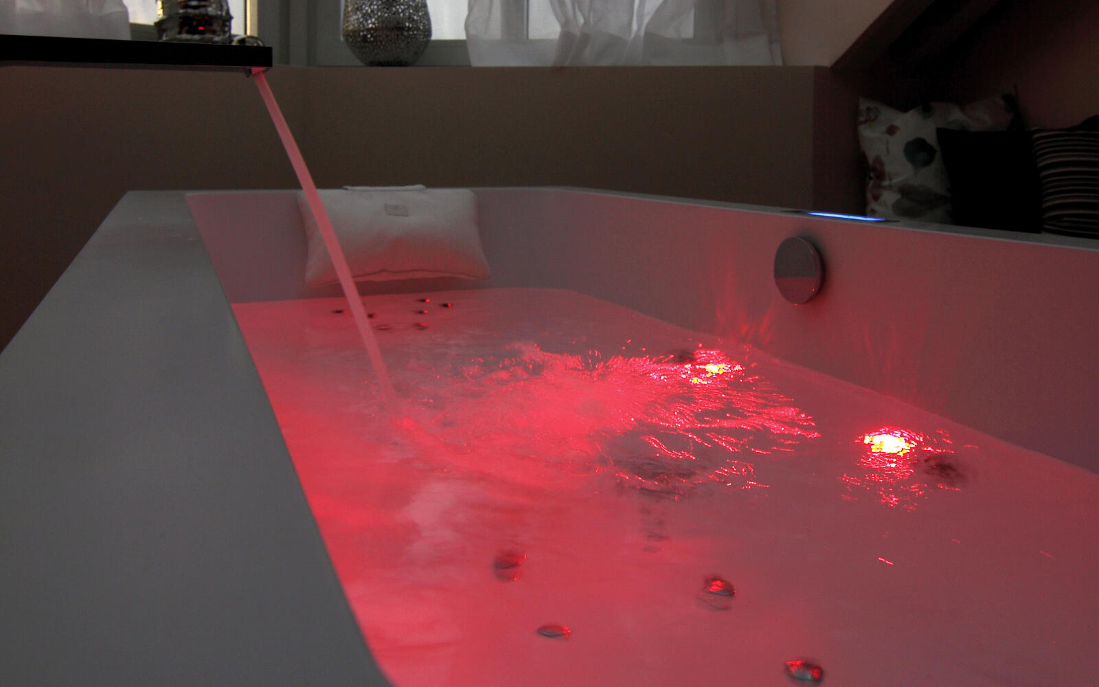 Rotes Licht im Whirlpool – durchblutungsfördernd und regenerierend.