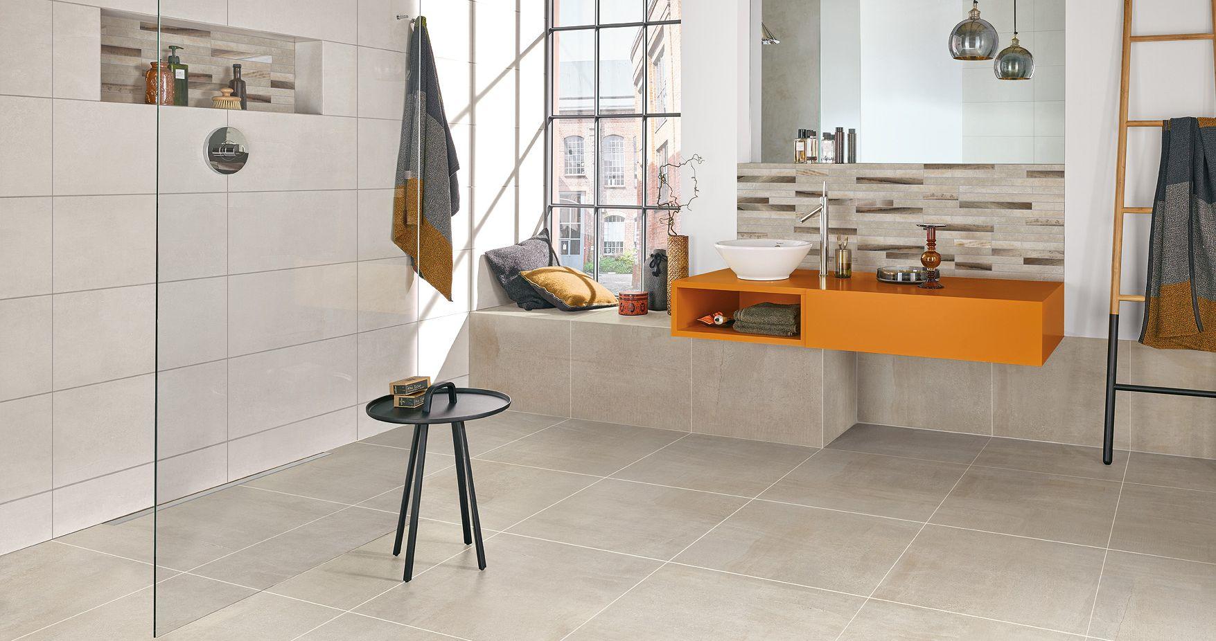 große Fliesen in Dusche und als Bodenbelag