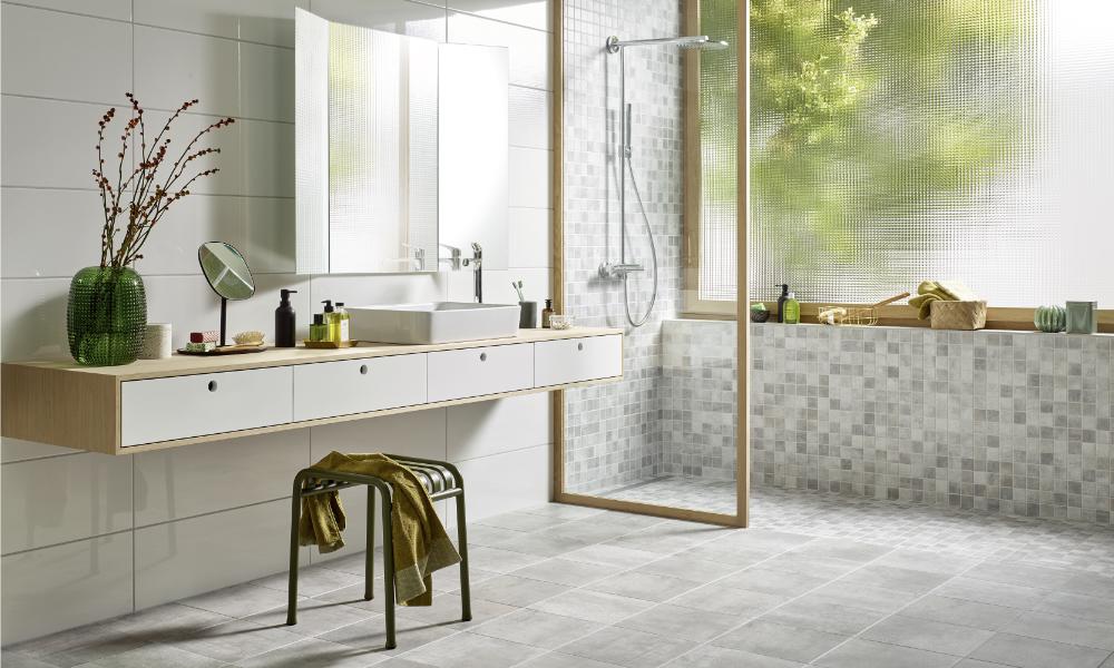 Kleine und große Fliesen im Badezimmer