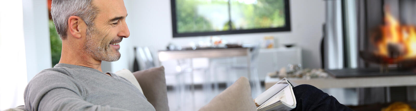 Mann in Wohnsituation