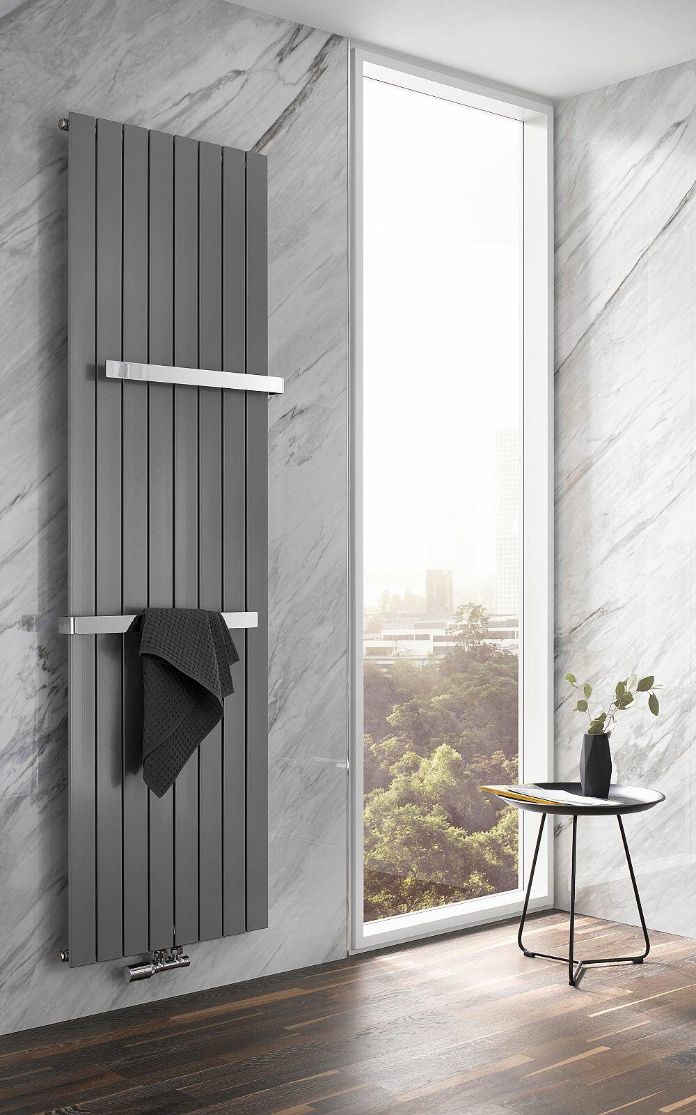 Bad mit Fensterblick und grauem Designheizkörper Alto von HSK