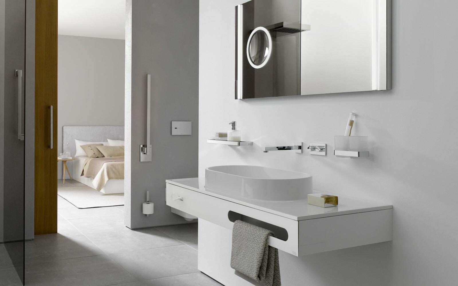 Barrierearmes Bad mit anwinkelbaren Stützgriff von Emco