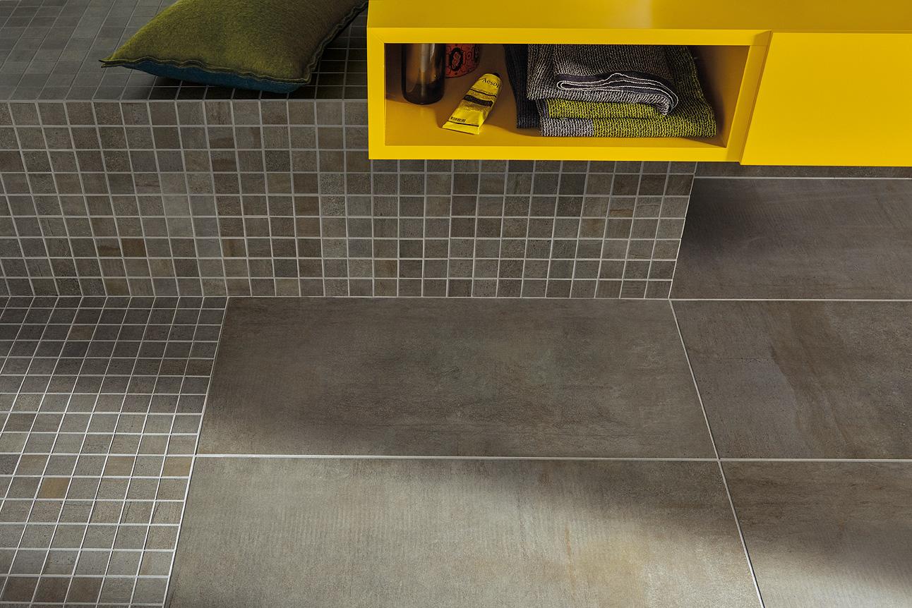 große Fliesen und kleines Mosaik