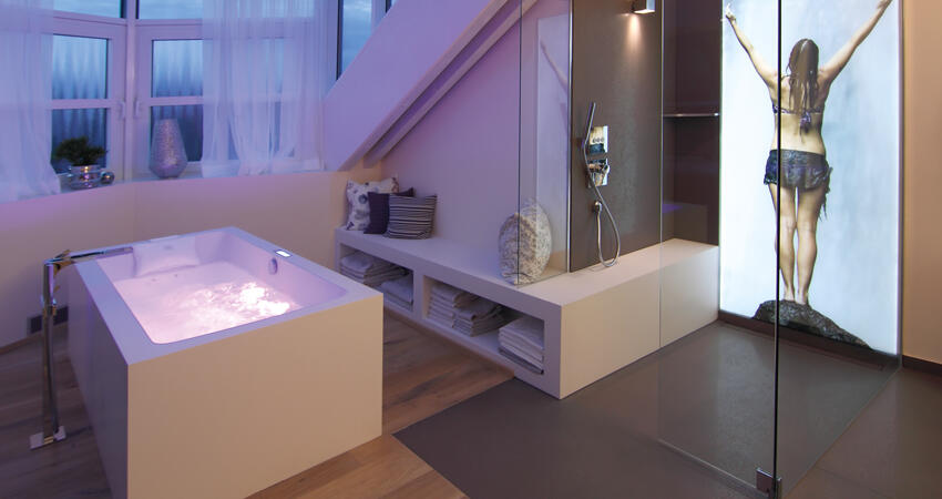 Viele Lichteffekte und Duschabtrennung von HSK