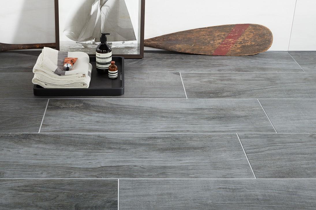 graue Bodenfliesen