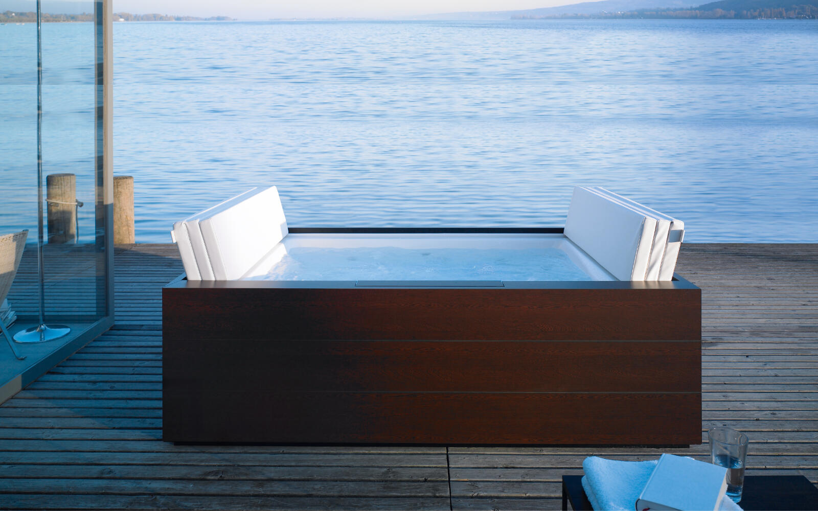 Whirlwanne auf der Terrasse direkt am Wasser
