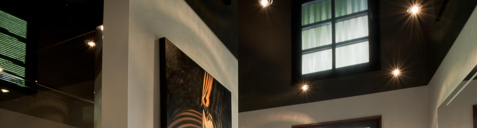 Lackspanndecke in schwarz mit Spots