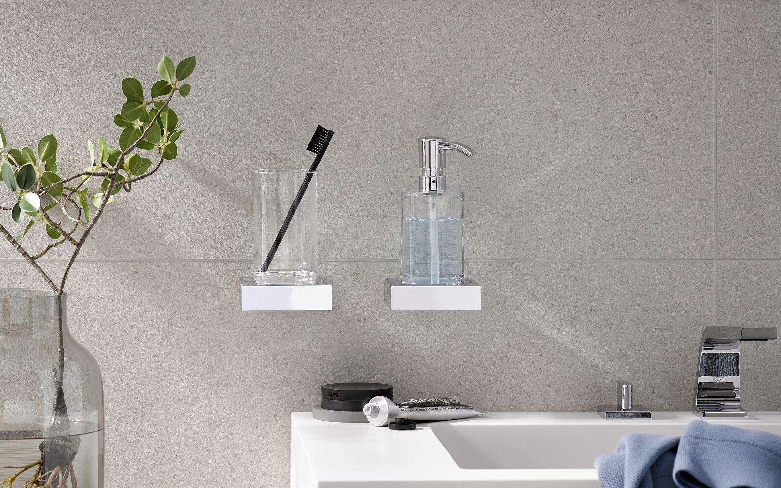 Mundspülglas und Flüssigseifenspender der Serie liaison von Emco