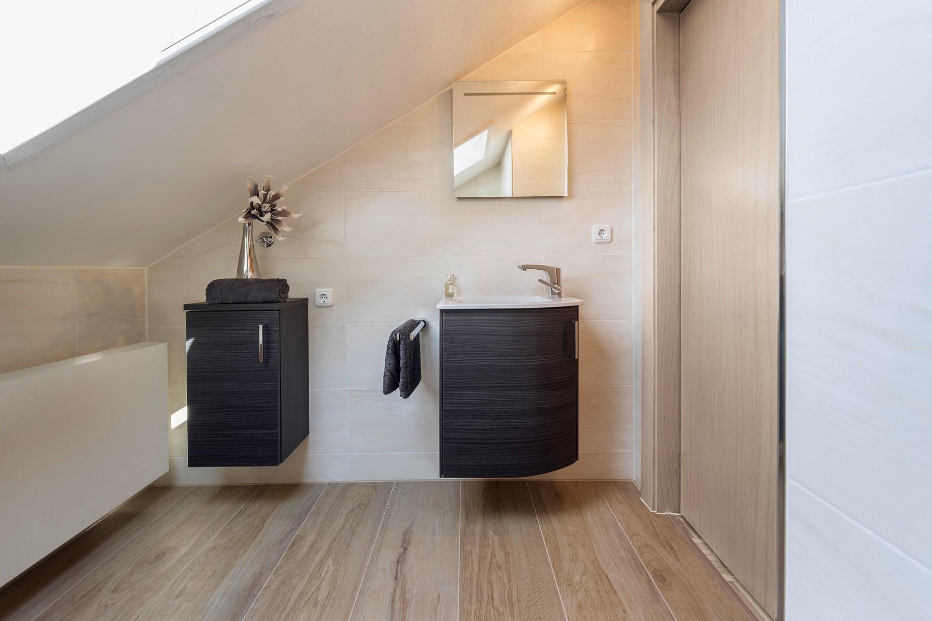 XXL-Fliesen im Dachbad