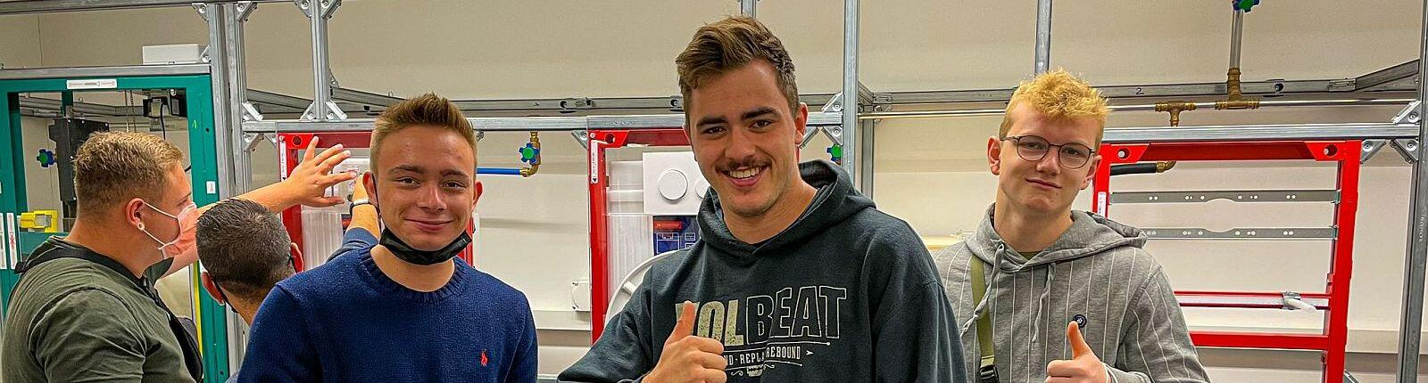 Azubis Anlagenmechaniker - Daumen hoch