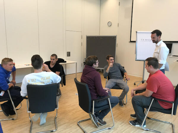 Coach Max von Düring mit Azubis bei Persönlichkeitstraining